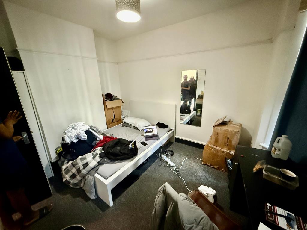 Lot: 65 - FIVE-BEDROOM HOUSE OF MULTIPLE OCCUPATION - Room four